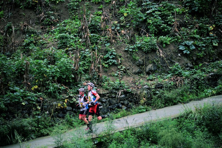 Simone and Marcel run together during the biathlon section