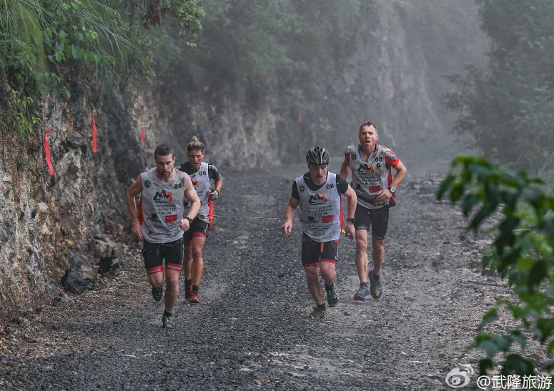 The end of the run, we are in the lead and about to begin the fateful bike section